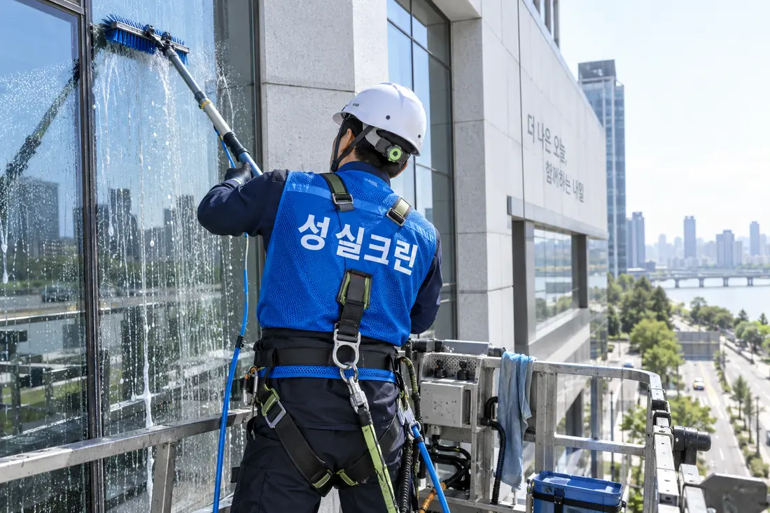 성실크린 건물유리외벽청소 전문 장비 작업